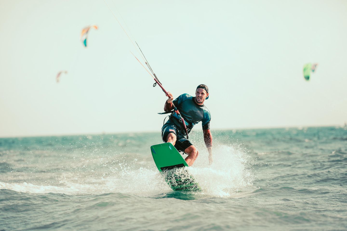 Wassersport: Mann auf dem Kiteboard