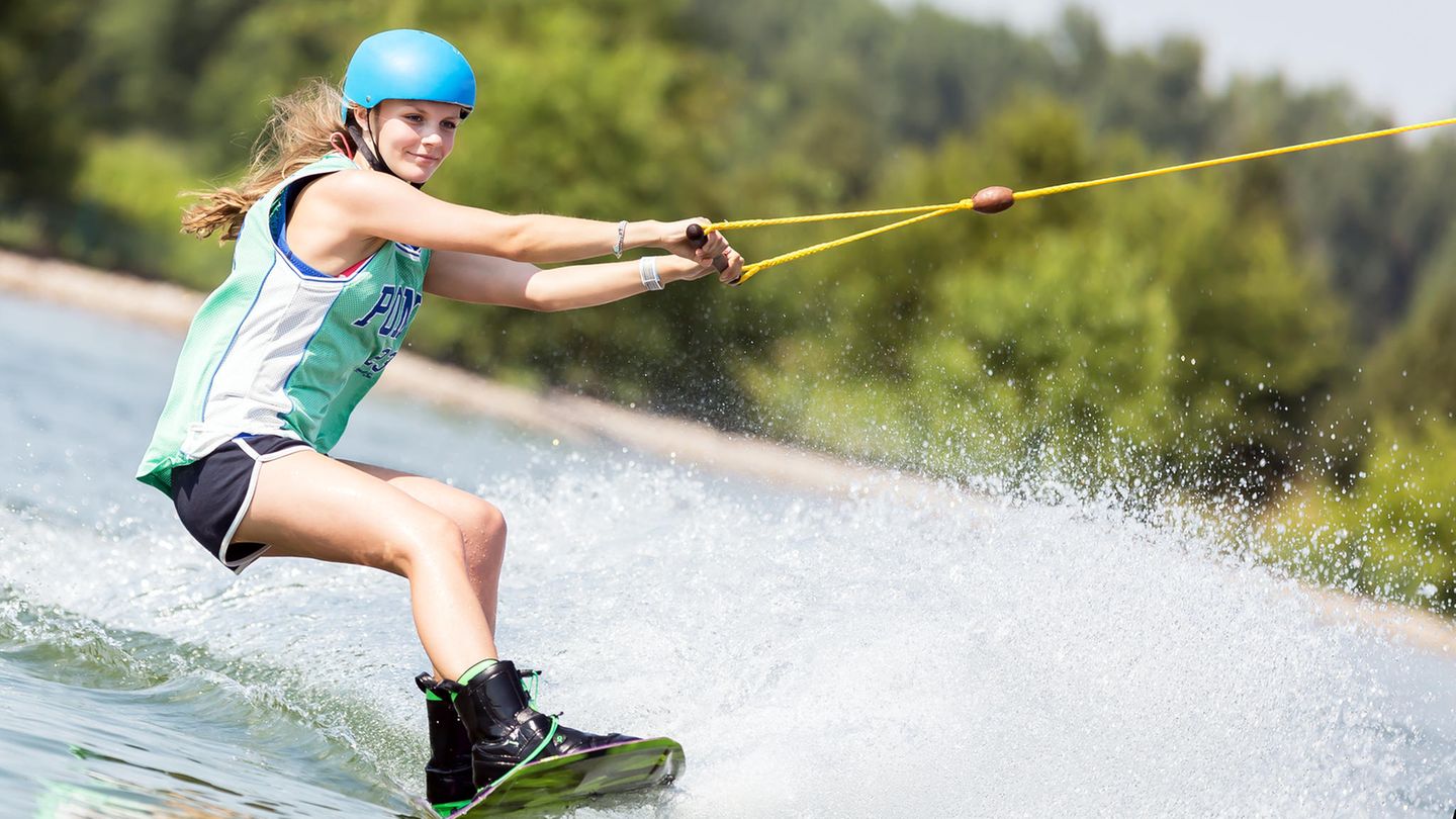 Wakeboarden Wassersport: Wakeboarden auf dem See