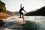 Neuer Wassersport: Hydrofoil-Surfen über dem Wasser
