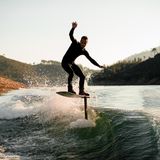 Neuer Wassersport: Hydrofoil-Surfen über dem Wasser