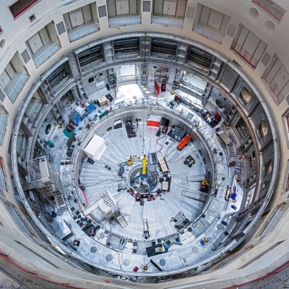 In diesem Gebäude in Saint-Paul-lès-Durance im Süden Frankreichs entsteht das Herzstück des Riesenexperiments namens Iter: ein Reaktorgefäß, in dem Atomkerne verschmelzen und dadurch Energie abgeben