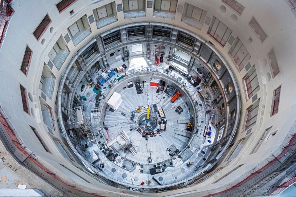 In diesem Gebäude in Saint-Paul-lès-Durance im Süden Frankreichs entsteht das Herzstück des Riesenexperiments namens Iter: ein Reaktorgefäß, in dem Atomkerne verschmelzen und dadurch Energie abgeben