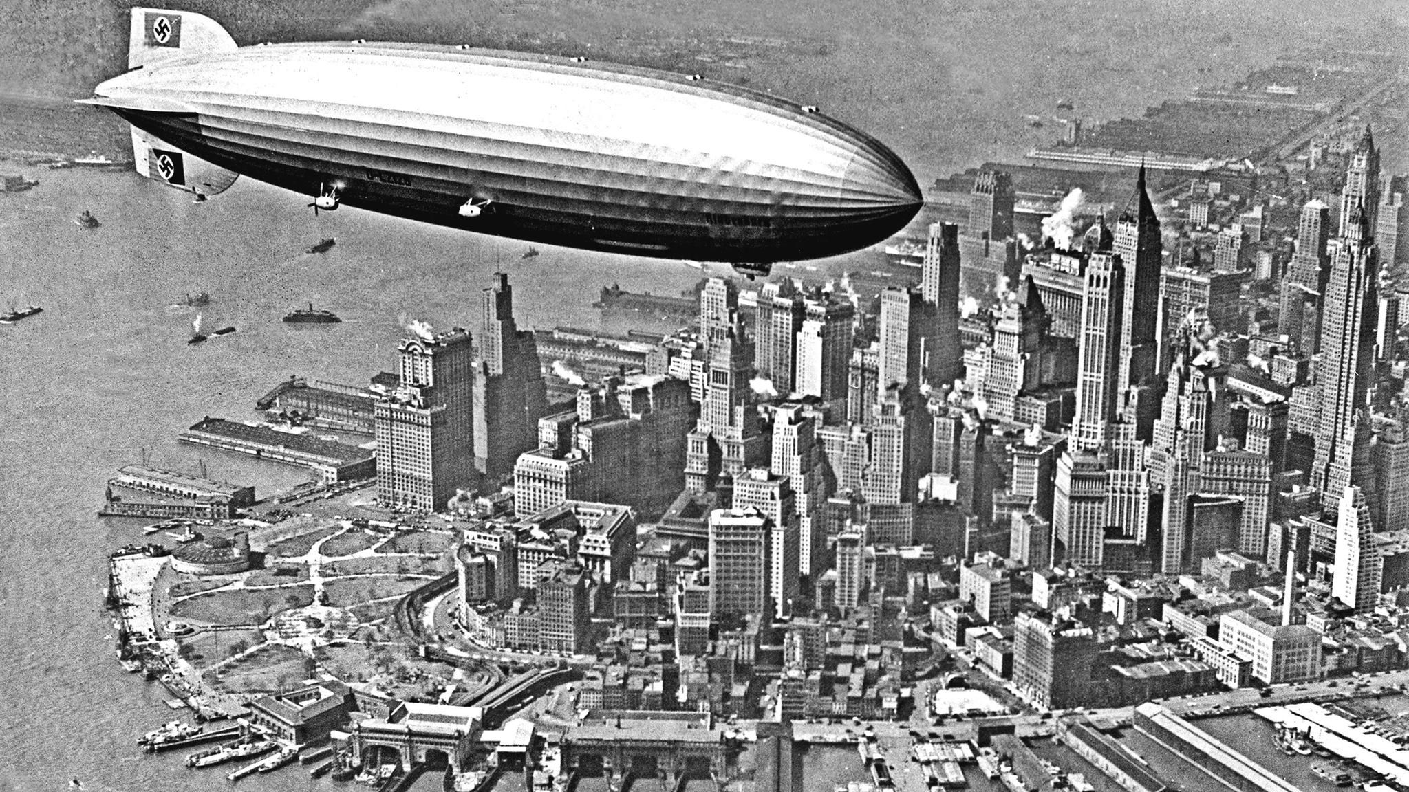 Der Zeppelin "Hindenburg" fliegt über Manhatten, NYC Der Zeppelin "Hindenburg" fliegt über Manhatten, NYC