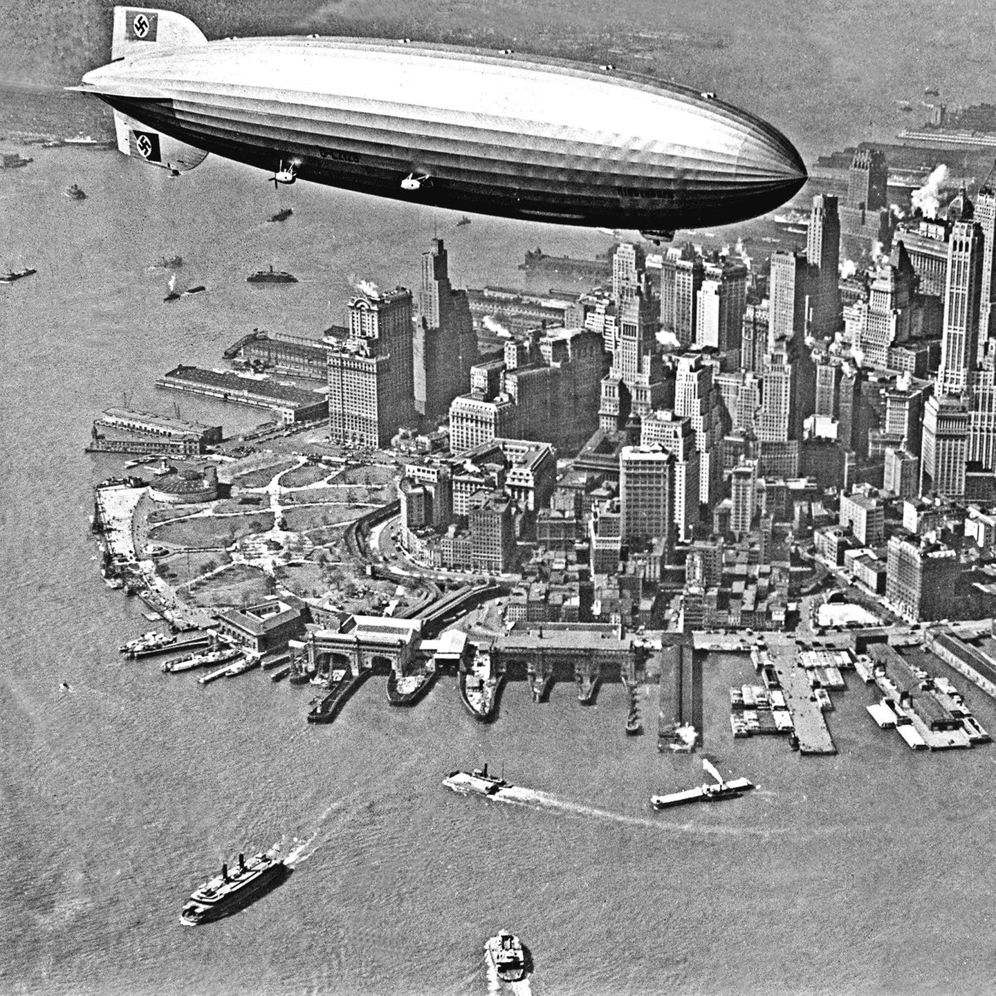 Der Zeppelin "Hindenburg" fliegt über Manhatten, NYC