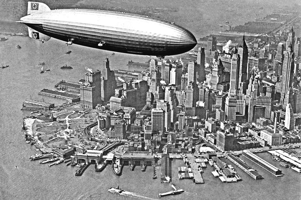 Der Zeppelin "Hindenburg" fliegt über Manhatten, NYC 1.2382