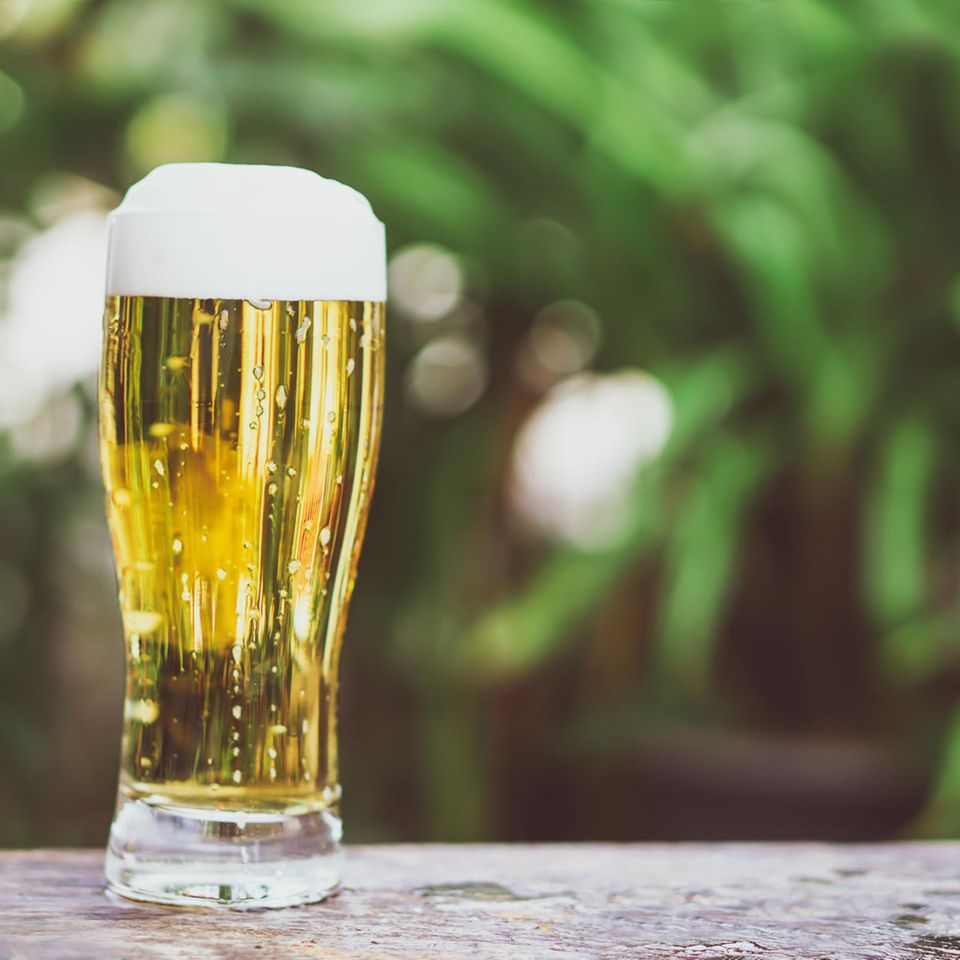 Bierglas im Garten