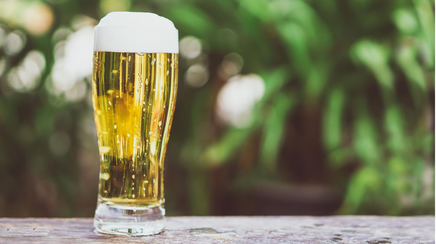 Bierglas im Garten