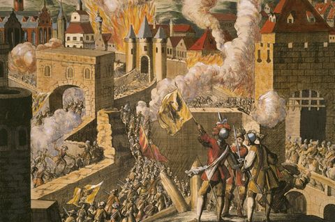 Lange gilt Magdeburg als uneinnehmbar. Doch am 10. Mai 1631 können kaiserlich-katholische Angreifer die Mauern überwinden: Sogleich strömt die soldatische Meute in die Stadt, wie dieser kolorierte Kupferstich zeigt