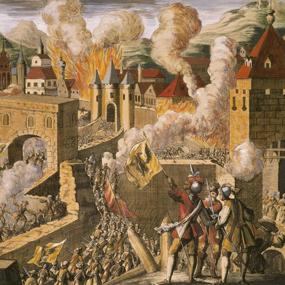 Lange gilt Magdeburg als uneinnehmbar. Doch am 10. Mai 1631 können kaiserlich-katholische Angreifer die Mauern überwinden: Sogleich strömt die soldatische Meute in die Stadt, wie dieser kolorierte Kupferstich zeigt