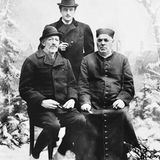 Kneipp hat zahlreiche prominente Patienten, hier ist er mit Erzherzog Josef von Österreich (l.) zu sehen, den der Pfarrer wie einen normalen Gast behandelt. Sein Credo: "Ich habe Sie nicht gefragt, was Sie sind, sondern was Ihnen fehlt." Als Dank für seine Hilfe setzt der Erzherzog sich beim Papst in Rom für Kneipp ein. Im Hintergrund ist der Sohn des Erzherzogs zu sehen.