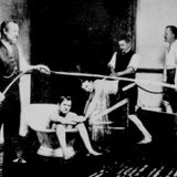 Wasser unten, oben, hinten und überall: Solche "Massengüsse" waren wohl eher unüblich, denn gerade beim "Blitzguss" – der waagerechte Wasserstrahl auf den Herren rechts – hat das Wasser sehr gespritzt. Hier wurden für den Fotografen die Güsse gleichzeitig inszeniert.