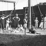 Früh übt sich: Für Kinder stehen im Luftbad Turngeräte und Klettergerüste breit. Genau wie Erwachsene sollen sich Kinder möglichst viel bewegen und an der frischen Luft sein, empfiehlt Kneipp.