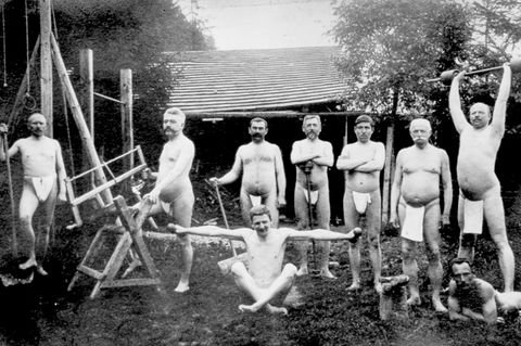 Kneipps Heilverfahren setzt auf das Zusammenspiel von fünf Elementen: Wasser, Ernährung, Bewegung, Kräuter und innere Ordnung. Männliche Gäste – man beachte den Lendenschurz – können zum Beispiel Holz hacken, um sich körperlich zu betätigen. Tatsächlich gibt Kneipp konkrete Ratschläge in Sachen Bekleidung: Enge Schuhe, Korsette und Wollhemden führen zu Verweichlichung, Leinen und Sandalen dienen der Gesundheit. Kneipp schreibt: "Selbst gesponnen, selbst gemacht, ist die beste Landestracht."