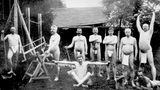 Kneipps Heilverfahren setzt auf das Zusammenspiel von fünf Elementen: Wasser, Ernährung, Bewegung, Kräuter und innere Ordnung. Männliche Gäste – man beachte den Lendenschurz – können zum Beispiel Holz hacken, um sich körperlich zu betätigen. Tatsächlich gibt Kneipp konkrete Ratschläge in Sachen Bekleidung: Enge Schuhe, Korsette und Wollhemden führen zu Verweichlichung, Leinen und Sandalen dienen der Gesundheit. Kneipp schreibt: "Selbst gesponnen, selbst gemacht, ist die beste Landestracht."