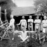 Kneipps Heilverfahren setzt auf das Zusammenspiel von fünf Elementen: Wasser, Ernährung, Bewegung, Kräuter und innere Ordnung. Männliche Gäste – man beachte den Lendenschurz – können zum Beispiel Holz hacken, um sich körperlich zu betätigen. Tatsächlich gibt Kneipp konkrete Ratschläge in Sachen Bekleidung: Enge Schuhe, Korsette und Wollhemden führen zu Verweichlichung, Leinen und Sandalen dienen der Gesundheit. Kneipp schreibt: "Selbst gesponnen, selbst gemacht, ist die beste Landestracht."