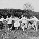 Auch diese Aktivität hat Kneipp bekanntgemacht: Barfußlaufen, bevorzugt im Tau. Es stärkt das Immunsystem, dient dem Stressabbau und – wie hier zu sehen – steigert das Gemeinschaftsgefühl. "Barfuß laufen an der frischen Luft ist immer richtig", befindet Kneipp.