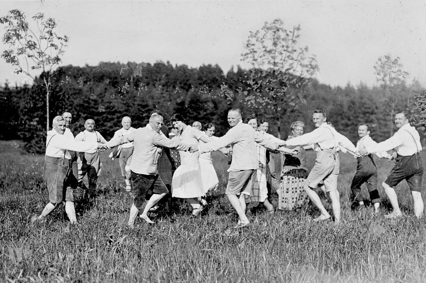 Auch diese Aktivität hat Kneipp bekanntgemacht: Barfußlaufen, bevorzugt im Tau. Es stärkt das Immunsystem, dient dem Stressabbau und – wie hier zu sehen – steigert das Gemeinschaftsgefühl. "Barfuß laufen an der frischen Luft ist immer richtig", befindet Kneipp.