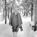 Die Winter-Variante des Barfußlaufens im Gras: Schneegehen. Maximal 30 Sekunden sollen Anwender und Anwenderinnen barfuß durch den eiskalten Schnee laufen.