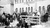 Posieren vor "Kneipp's Wasserkuranstalt": das Herrenbad mit Gästen und Sebastian Kneipp (links an der Brücke), um 1891. Im Jahr 1855 wird Kneipp Pfarrer und Beichtvater des Nonnenklosters im schwäbischen Bad Wörishofen und behandelt Kranke u.a. mit Wasserkuren.
