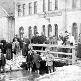 Posieren vor "Kneipp's Wasserkuranstalt": das Herrenbad mit Gästen und Sebastian Kneipp (links an der Brücke), um 1891. Im Jahr 1855 wird Kneipp Pfarrer und Beichtvater des Nonnenklosters im schwäbischen Bad Wörishofen und behandelt Kranke u.a. mit Wasserkuren.