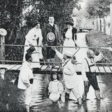 Mediziner verspotten Kneipp zwar als "Kurpfuscher", doch immer mehr Gäste suchen den Rat des Pfarrers auf und nehmen am Wassertreten teil, etwa in kühlen Bachläufen. Das Wassertreten hatte Kneipp an sich selbst getestet: Mit Mitte 20 litt er an Tuberkulose und heilte sie, indem er dreimal wöchentlich in der Donau badete, beschreibt der GEOplus-Artikel "Als Scharlatan verspottet, als Heiler verehrt: Sebastian Kneipp". Daraufhin begann Kneipp, lungenkranke Menschen mit kaltem Wasser aus der Gießkanne zu überschütten.