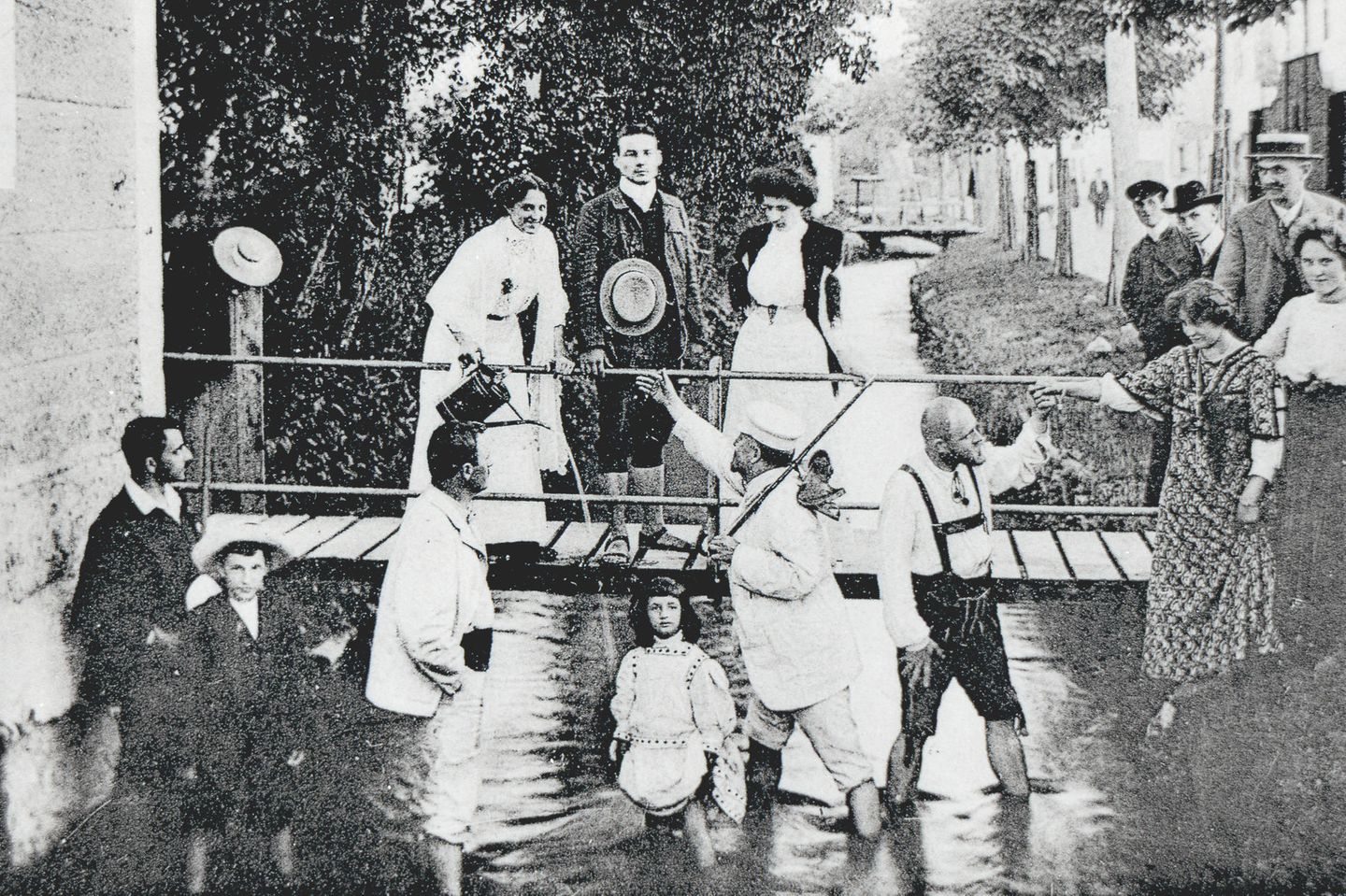 Mediziner verspotten Kneipp zwar als "Kurpfuscher", doch immer mehr Gäste suchen den Rat des Pfarrers auf und nehmen am Wassertreten teil, etwa in kühlen Bachläufen. Das Wassertreten hatte Kneipp an sich selbst getestet: Mit Mitte 20 litt er an Tuberkulose und heilte sie, indem er dreimal wöchentlich in der Donau badete, beschreibt der GEOplus-Artikel "Als Scharlatan verspottet, als Heiler verehrt: Sebastian Kneipp". Daraufhin begann Kneipp, lungenkranke Menschen mit kaltem Wasser aus der Gießkanne zu überschütten.