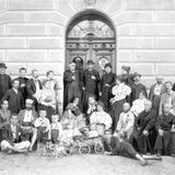 Auch aus Italien kommen die Kurgäste nach Bad Wörishofen angereist. Regelmäßig werden Gruppenfotos von den wechselnden Besucherinnen und Besuchern aufgenommen. 1892 unternimmt Kneipp eine Vortragsreise durch Europa und wird dadurch auch international bekannter. Auswanderer bringen Kneipps Ideen vom Barfußlaufen und Wassertreten bis nach Amerika.