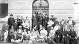 Auch aus Italien kommen die Kurgäste nach Bad Wörishofen angereist. Regelmäßig werden Gruppenfotos von den wechselnden Besucherinnen und Besuchern aufgenommen. 1892 unternimmt Kneipp eine Vortragsreise durch Europa und wird dadurch auch international bekannter. Auswanderer bringen Kneipps Ideen vom Barfußlaufen und Wassertreten bis nach Amerika.