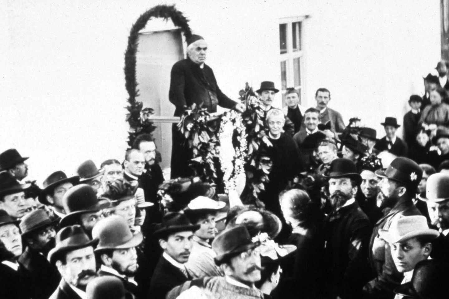 Umringt von Zuhörerinnen und Zuhörern: Kneipps Vorträge sind oft gut besucht – bis an sein Lebensende. Am 17. Juni 1897 stirbt der Wasserdoktor an einem Krebsgeschwür im Unterleib. Seine Ideen aber haben längst eine weltweite Gesundheitsbewegung hervorgebracht.