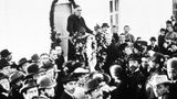 Umringt von Zuhörerinnen und Zuhörern: Kneipps Vorträge sind oft gut besucht – bis an sein Lebensende. Am 17. Juni 1897 stirbt der Wasserdoktor an einem Krebsgeschwür im Unterleib. Seine Ideen aber haben längst eine weltweite Gesundheitsbewegung hervorgebracht.