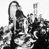 Umringt von Zuhörerinnen und Zuhörern: Kneipps Vorträge sind oft gut besucht – bis an sein Lebensende. Am 17. Juni 1897 stirbt der Wasserdoktor an einem Krebsgeschwür im Unterleib. Seine Ideen aber haben längst eine weltweite Gesundheitsbewegung hervorgebracht.