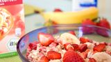Müsli mit Verüaclimg im Hintergrund