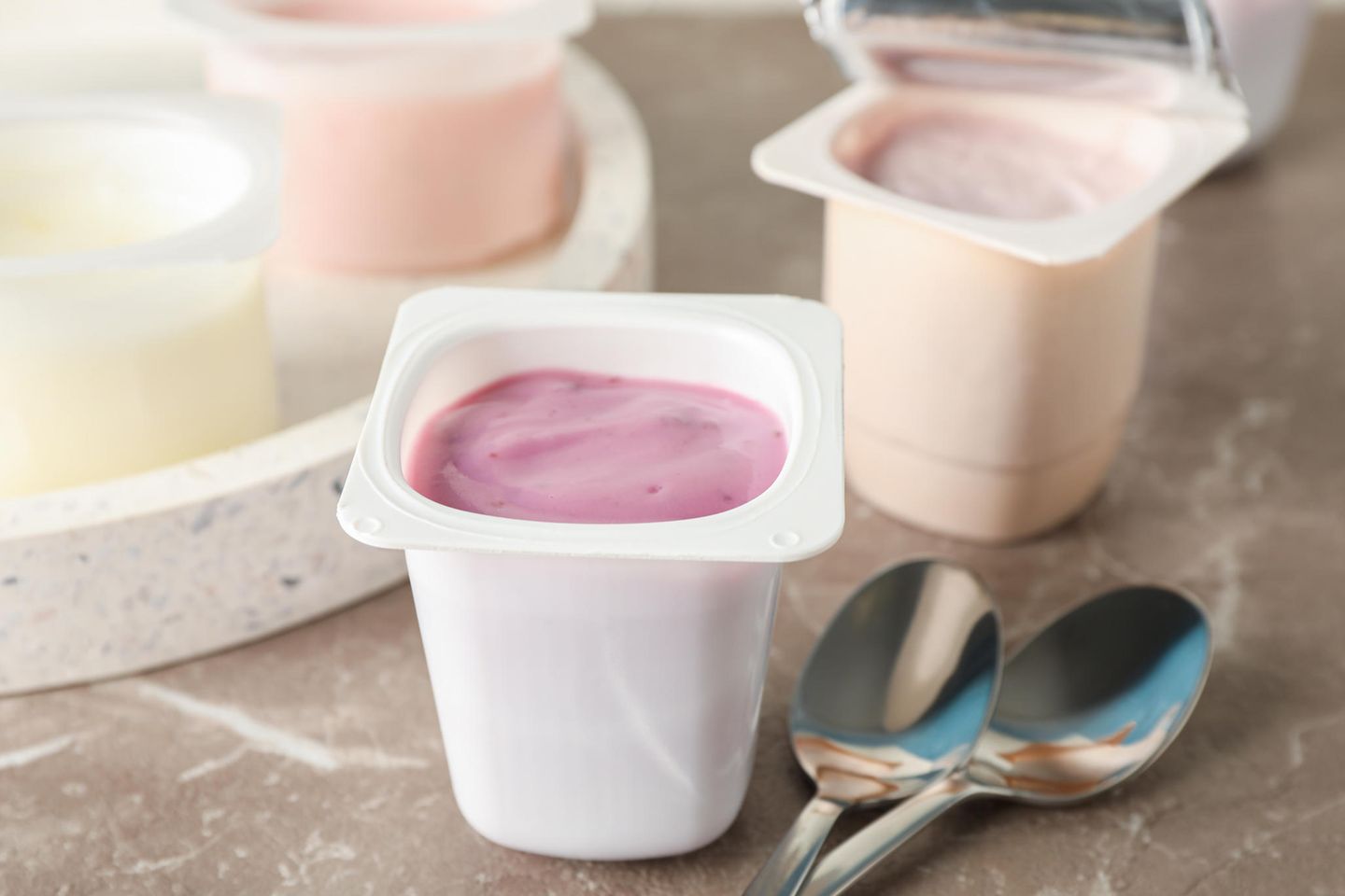 Kleine Joghurtbecher mit Löffeln