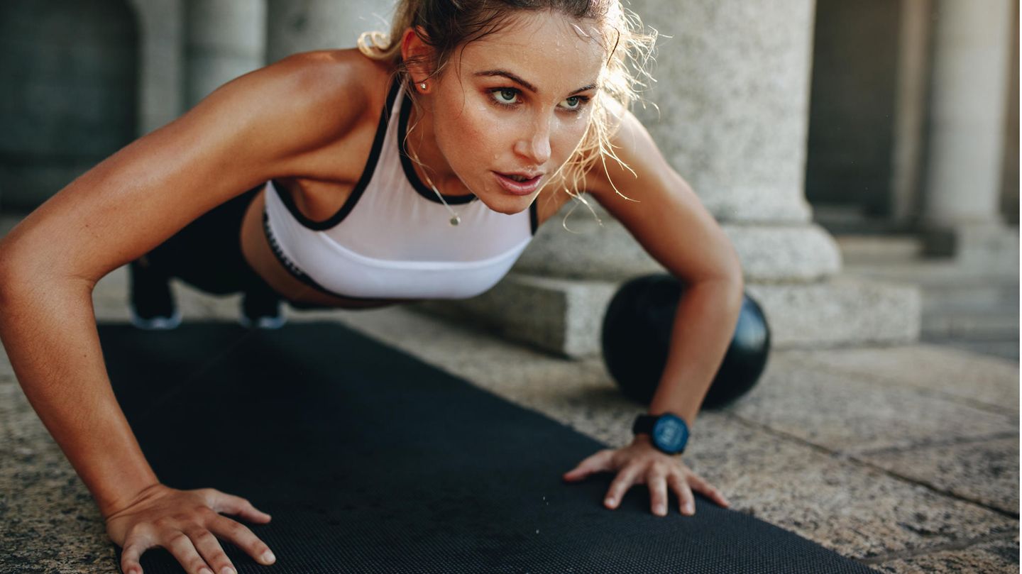 Frau bei einer Fitnessübung