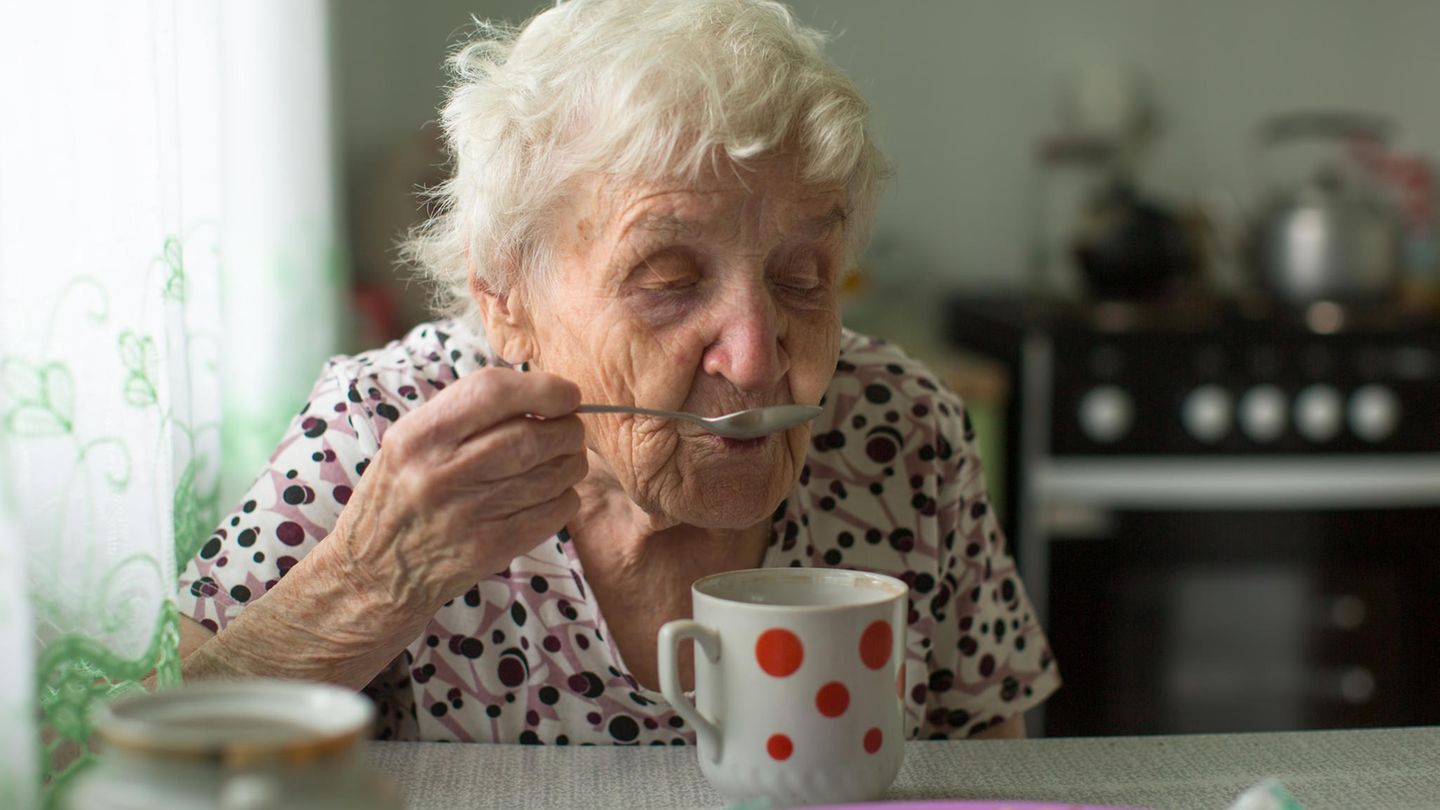 Oma trinkt Tee