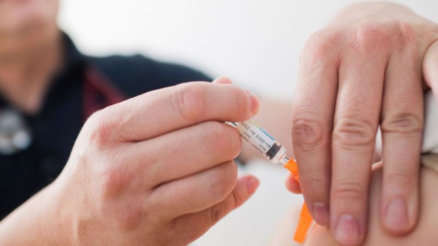 Am 21. Juni 2002 erklärte die WHO ihre Europa-Region für polio-frei. Foto: Julian Stratenschulte/dpa Impfung