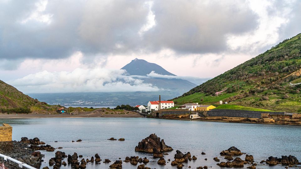 Blick auf den Pico von der Insel Faial auf den Arzoren Blick auf den Pico von der Insel Faial auf den Arzoren