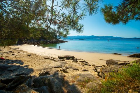 Der Imkerstrand Praia Abelleira, Muros liegt in einer wunderschönen Bucht, versteckt und geschützt von einem Dach uralter Pinien. Kristallklares Wasser.   Wegbeschreibung: Von Bornalle auf der AC-550 für 2,7 km Richtung Westen, dann links in die Rúa de O Salto. Irgendwo parken und dem steilen Weg rechts vom Haus zum Strand folgen.  Erreichbarkeit: Leicht 5 Min. 