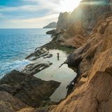 Alter Sandsteinbruch und mythische Bucht. Mit den hier abgebauten Steinen sollen die Mauern des Weltkulturerbes Dalt Vila in Ibiza Stadt erbaut worden sein. Stellen Sie sich auf eine schweißtreibende 35-minütige Wanderung ohne Wegweiser über Felsen, Baumwurzeln und Sanddünen ein, nehmen Sie genug Trinkwasser mit, und tragen Sie feste Schuhe. Die Mühe lohnt sich, vor allem wenn man am späten Nachmittag kommt, um sich den hinreißenden, flammenden Sonnenuntergang über Es Vedrà anzusehen.  Wegbeschreibung: Von Sant Josep de sa Talaia auf der PMV-803-1 für 7,3 km Richtung Süd- westen, rosa Wegweiser zum Torre des Savinar links. Nach 450 m auf der unbe- festigten Straße irgendwo parken. Dem ausgeschilderten Weg nach Sa Pedrera de Atlantis bis zum Klippenrand folgen. Von hier führen mehrere Wege nach unten.  Erreichbarkeit: Schwer 35 Min