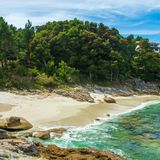 Von Felsen flankierter, einsamer weißer Strand, den man über einen alten Waldweg erreicht. Nur wenige wagen sich so weit vor. Toller Blick über die Ría Pontevedra.   Wegbeschreibung: Von Vilanova auf der Rúa Estrada de Vilanova nach Nordwesten Richtung Rúa As Barreiras, dann links auf die Rúa Subida a Couso und rechts auf die Rúa de Rabans bis zu einer Lichtung zum Parken nach 150 m. Zu Fuß dem Camiño Vello de Couso parallel zur Küste folgen, nach 700 m rechts zum Strand (150 m).   Erreichbarkeit: Leicht 15 Min. 