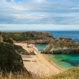 An einem der schönsten Strände Asturiens ragt eine goldene Insel wie ein abstraktes Kunstwerk aus dem türkisblauen Meer. Zwischen den Landspitzen ist das Baden sicher, weiter draußen vorsichtig sein. Beliebt bei FKKlern.  Wegbeschreibung: Von Serantes auf der TC-3 für 1 km Richtung Norden, beim lachsfarbenen Haus rechts, nach 600 m parken. Dem Weg bergab zum Strand folgen.  Erreichbarkeit: Mittel 5 Min. 