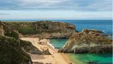 An einem der schönsten Strände Asturiens ragt eine goldene Insel wie ein abstraktes Kunstwerk aus dem türkisblauen Meer. Zwischen den Landspitzen ist das Baden sicher, weiter draußen vorsichtig sein. Beliebt bei FKKlern.  Wegbeschreibung: Von Serantes auf der TC-3 für 1 km Richtung Norden, beim lachsfarbenen Haus rechts, nach 600 m parken. Dem Weg bergab zum Strand folgen.  Erreichbarkeit: Mittel 5 Min. 