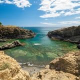 Geschützte runde Bucht, die man über einen kurzen, steilen Abstieg erreicht, perfekt zum Baden und Schnorcheln. FKK optional. Der Bunker Cap de Ras auf der Landspitze rechts von der Bucht lohnt einen Abstecher.   Wegbeschreibung: Von Llançà auf der N-260 für 2,8 km Richtung Norden, am nördlichen Ende der Carr. St. Miquel de Colera rechts ab zum Parkplatz. Vom Parkplatz 230 m den Carrer Sant Miquel de Colera entlanggehen bis zum Camí de Ronda links. Nach 300 m auf dem Camí de Ronda sieht man rechts die Bucht. Über die Felsen zum Strand klettern.  Erreichbarkeit: Mittel 5 Min. 