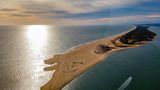 Playa de la Flecha Del Rompido - eine auffällige Sandbank, die parallel zur Mündung des Río Piedras verläuft. Verschont von Bars und Sonnenliegen und dadurch einer der schönsten Strände Andalusiens. Essen, Trinkwasser und Sonnenschirm mitnehmen. FKK optional.   Wegbeschreibung: Von El Terrón auf der A-5055 Richtung Südwesten und nach 200 m links auf die HV-4126, nach weiteren 1,7 km am Straßenende parken. Dem Bohlenweg zum Strand Playa del Terrón & Nueva Umbria folgen.Am Strand links die 8 km lange Sandbank entlang, so weit man mag. Oder von Mitte Juni bis Mitte September 10 Min. mit dem Boot (flechamar.es) vom Jachthafen in El Rompido.  Erreichbarkeit: Leicht 20 Min.