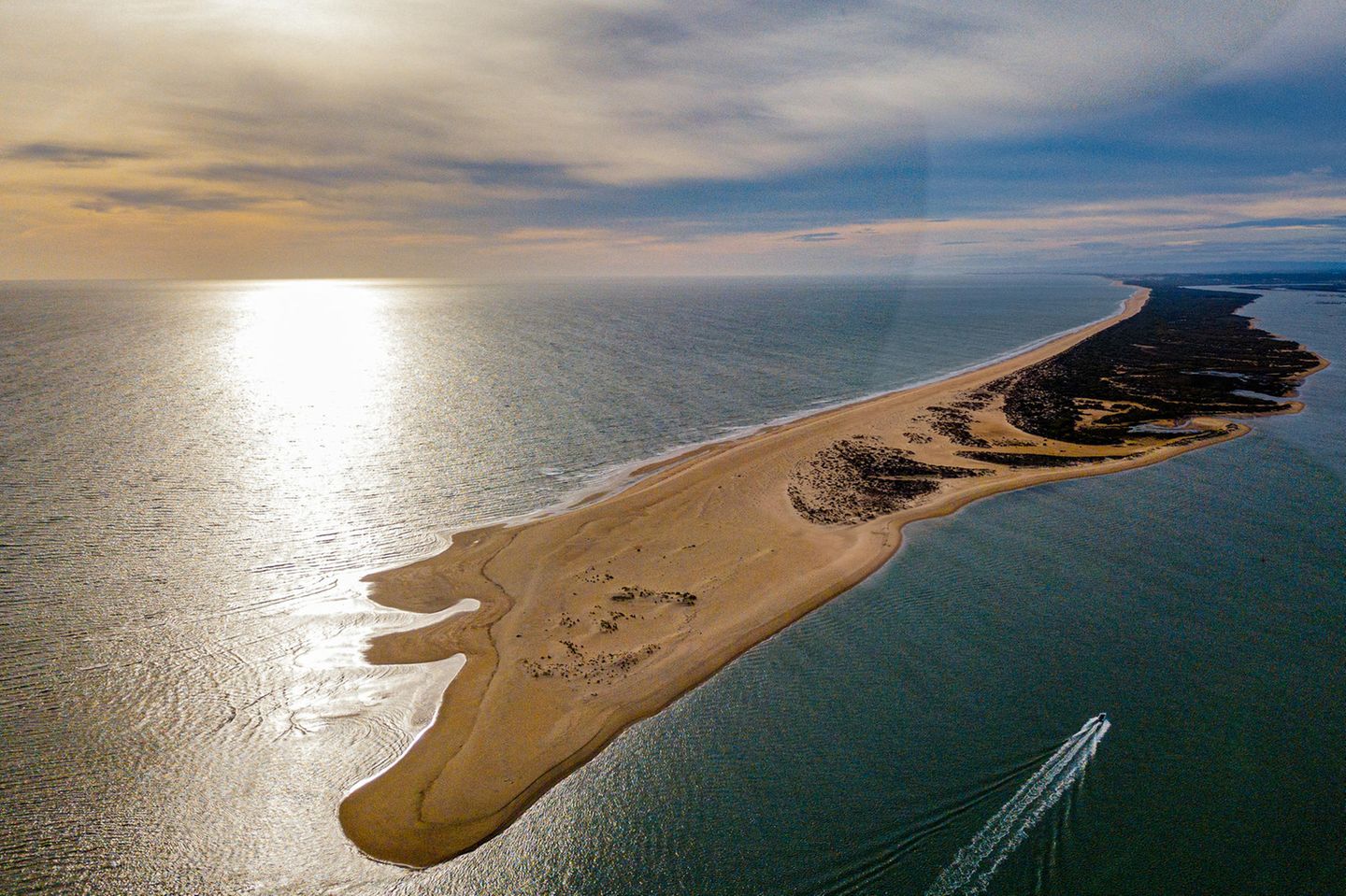 Costa de la Luz - Playa de la Flecha Del Rompido Playa de la Flecha Del Rompido - eine auffällige Sandbank, die parallel zur Mündung des Río Piedras verläuft. Verschont von Bars und Sonnenliegen und dadurch einer der schönsten Strände Andalusiens. Essen, Trinkwasser und Sonnenschirm mitnehmen. FKK optional.   Wegbeschreibung: Von El Terrón auf der A-5055 Richtung Südwesten und nach 200 m links auf die HV-4126, nach weiteren 1,7 km am Straßenende parken. Dem Bohlenweg zum Strand Playa del Terrón & Nueva Umbria folgen.Am Strand links die 8 km lange Sandbank entlang, so weit man mag. Oder von Mitte Juni bis Mitte September 10 Min. mit dem Boot (flechamar.es) vom Jachthafen in El Rompido.  Erreichbarkeit: Leicht 20 Min.