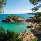 Die Adlerinsel ist ein von Bäumen gesäumter Felsen, der über eine der schönsten Buchten der Costa Dorada wacht. Wenn man auf dem GR92 weitergeht, gelangt man zur Platja de l’Àliga.  Wegbeschreibung: Von Perelló Mar über die Eisen-/Aut bahnbrücke und 4,1 km Richtung Nord- westen, bei der Kreuzung rechts und nach 800 m rechts auf den Camí Corriol de la Punta dels Pins, über die Bahntrasse und nach 170 m links parken. Rechts vom Haus führt ein Weg auf den GR92 (rot- weiße Markierungen auf Felsen und Bäumen). Auf dem GR92 bleiben und nach 500 m die Furche hinunter zum Strand klettern.  Erreichbarkeit: Mittel 15 Min. 