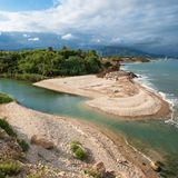 An diesem herrlichen Kieselstrand an der Mündung des Riu Sénia haben Sie die Wahl zwischen einem Bad in Salz- oder Süßwasser. Je nach Wetterverhältnissen kann man manchmal zum gegenüberliegenden Ufer waten. Der Fluss bildet die Grenze zwischen Valencia und Katalonien. Durch die hohen Klippen wirkt die Bucht von oben unerreichbar, doch es gibt einen Weg um die Landspitze. Wildblumen, darunter auch „herzblättrige Mittagsblumen“, säumen den Strand, und Zugvögel nisten im Delta stromaufwärts. Schön zum Angeln und fürs Familienpicknick.   Wegbeschreibung: Von Vinaròs auf der N-340 für 6 km Richtung Nordosten, rechts auf die Par- tida el Camaril und nach 400 m oberhalb vom Strand rechts parken. Oder von der Cala de Sòl de Riu zu Fuß 1,25 km über den Küstenweg. Am Fluss links, dem Weg folgen bis zum Schild Riu Sénia (rechts) und über die Stufen zum Strand. Um die Landspitze herum zum Hauptstrand der Platja del Riu de la Sénia.   Erreichbarkeit: Leicht 3 Min.