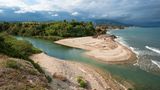 An diesem herrlichen Kieselstrand an der Mündung des Riu Sénia haben Sie die Wahl zwischen einem Bad in Salz- oder Süßwasser. Je nach Wetterverhältnissen kann man manchmal zum gegenüberliegenden Ufer waten. Der Fluss bildet die Grenze zwischen Valencia und Katalonien. Durch die hohen Klippen wirkt die Bucht von oben unerreichbar, doch es gibt einen Weg um die Landspitze. Wildblumen, darunter auch „herzblättrige Mittagsblumen“, säumen den Strand, und Zugvögel nisten im Delta stromaufwärts. Schön zum Angeln und fürs Familienpicknick.   Wegbeschreibung: Von Vinaròs auf der N-340 für 6 km Richtung Nordosten, rechts auf die Par- tida el Camaril und nach 400 m oberhalb vom Strand rechts parken. Oder von der Cala de Sòl de Riu zu Fuß 1,25 km über den Küstenweg. Am Fluss links, dem Weg folgen bis zum Schild Riu Sénia (rechts) und über die Stufen zum Strand. Um die Landspitze herum zum Hauptstrand der Platja del Riu de la Sénia.   Erreichbarkeit: Leicht 3 Min.
