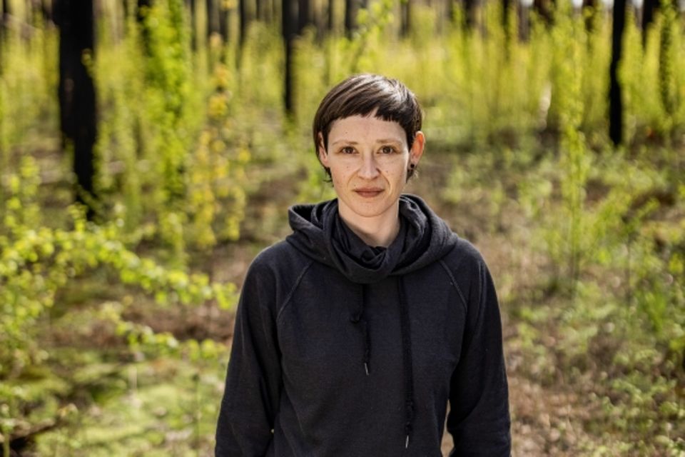 Portrait von Jeanette Blumröder im Wald