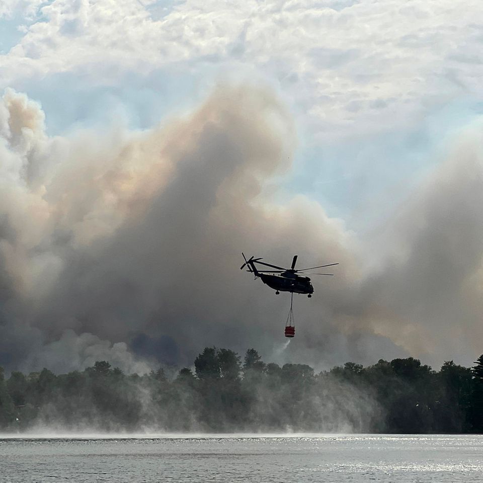 Löschhubschrauber über einem See